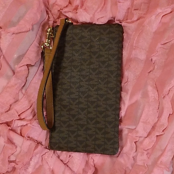 Micheal Kors wristlet - Picture 2 of 8